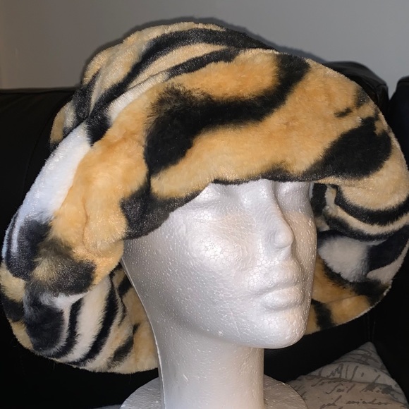 Tiger Print Fur Hat - Picture 2 of 4